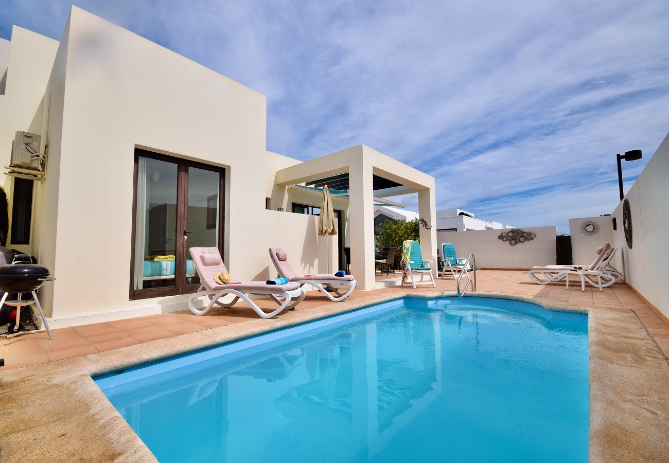 Modern villa with heated pool in Playa Blanca | Casita Travel